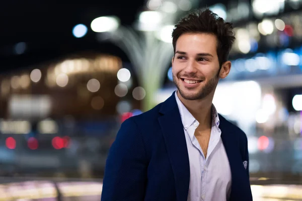 Joven Hombre Negocios Aire Libre Entorno Moderno Ciudad Por Noche —  Fotos de Stock