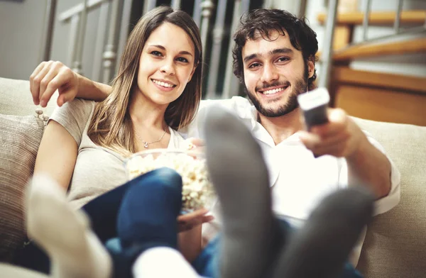 Couple Regardant Film Dans Leur Maison — Photo