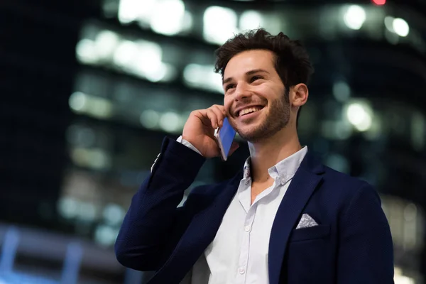 Jonge Manager Aan Telefoon Buiten Een Stedelijke Omgeving Nachts — Stockfoto