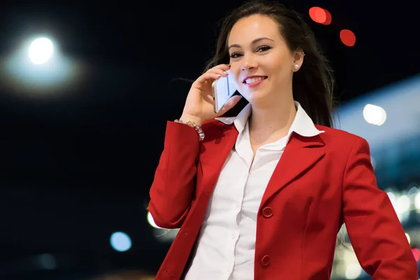 Retrato Uma Jovem Mulher Conversando Telefone Livre Cidade Final Noite — Fotografia de Stock