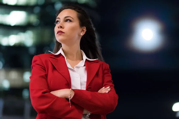 Jonge Zakenvrouw Portret Een Moderne Stad Setting Nachts — Stockfoto