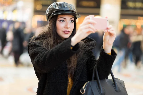Genç Bir Kadın Dışarıda Akıllı Telefonuyla Fotoğraf Çekiyor — Stok fotoğraf