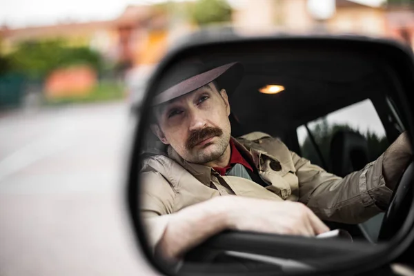 侦探在跟踪他时在车里抽烟 — 图库照片