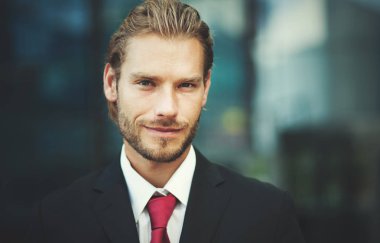 yakışıklı işadamı açık