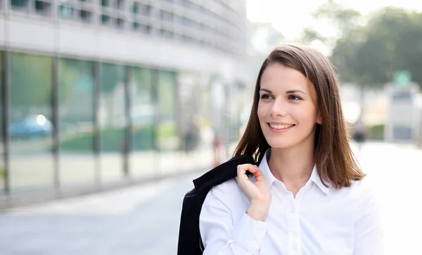 Une Jeune Femme Gestionnaire Confiante Plein Air Dans Cadre Urbain — Photo