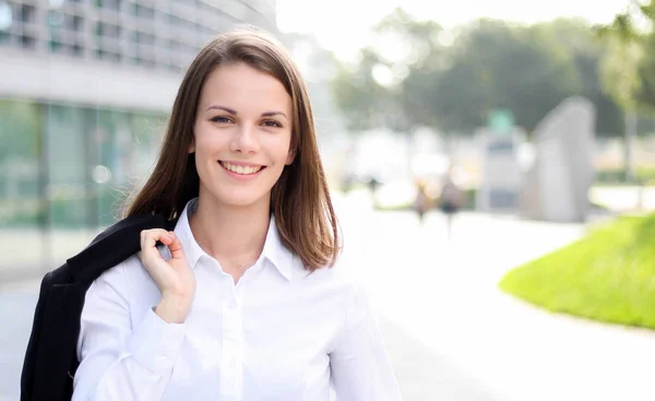 Selbstbewusste Junge Managerin Freien Einer Modernen Urbanen Umgebung — Stockfoto