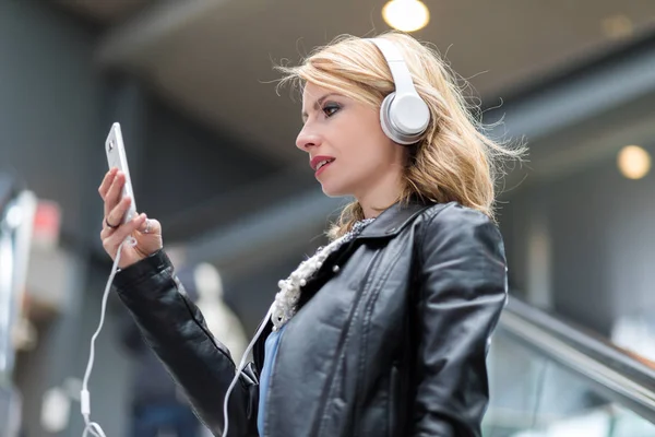 Mulher Ouvindo Música Smartphone — Fotografia de Stock