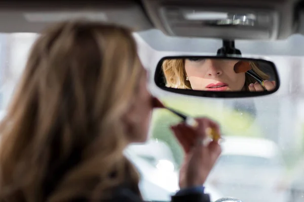 Beautiful Young Woman Applying Make While Driving Car — Stock Photo, Image