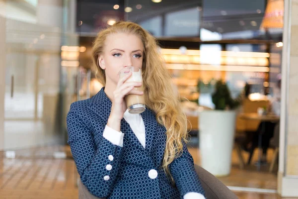 Hermosa Mujer Tomando Café Café — Foto de Stock