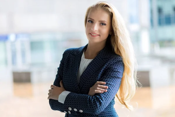 Selbstbewusste Junge Managerin Freien Einer Modernen Urbanen Umgebung — Stockfoto