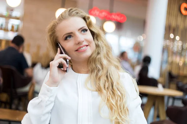 Retrato Uma Jovem Mulher Falando Telefone Intervalo — Fotografia de Stock