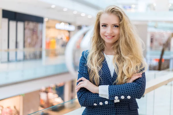 Glimlachende Zakenvrouw Portret Een Helder Modern Kantoor — Stockfoto