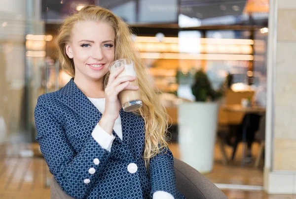 Mooie Vrouw Die Een Koffie Drinkt Een Café — Stockfoto