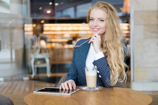 Kahve Molasında Olan Genç Bir Kadını Tablet Bilgisayarı Kullanılıyor — Stok fotoğraf