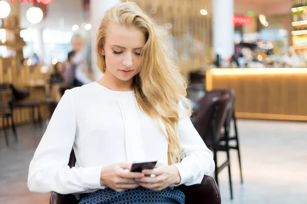 Fiatal Üzletasszony Használja Okostelefonját Webes Tartalmak Böngészésére Üzenetek Küldésére — Stock Fotó