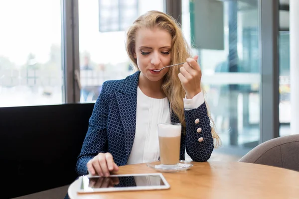 Jovem Empresária Numa Pausa Para Café Usando Computador Tablet — Fotografia de Stock