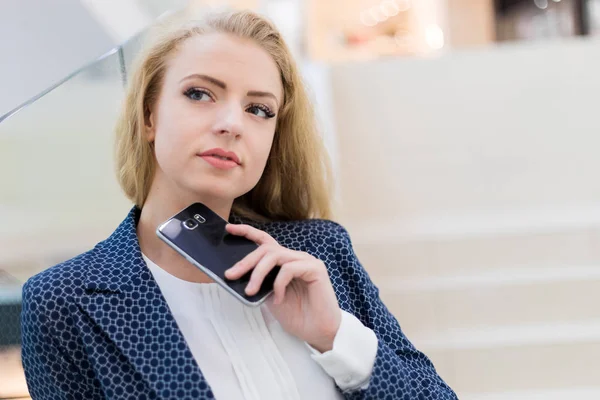 Mujer Negocios Reflexiva Una Expresión Reflexiva Centro Comercial Brillante —  Fotos de Stock