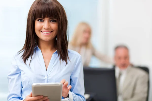 Young Smiling Businesswoman Two Colleagues Background — Stock Photo, Image