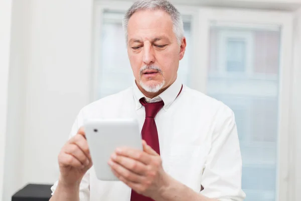 Senior Manager Met Een Digitale Tablet Zijn Kantoor — Stockfoto