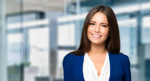 Junge Geschäftsfrau Lächelt Büro — Stockfoto