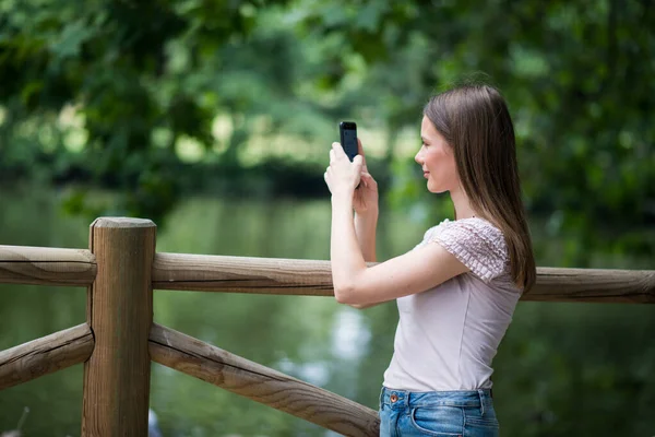 Jovem Mulher Usando Seu Smartphone Parque — Fotografia de Stock