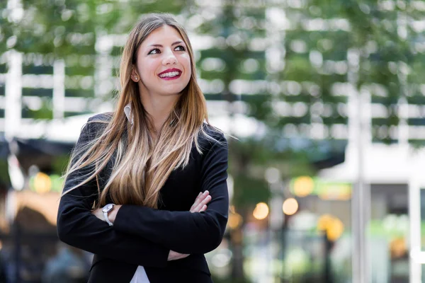 Zelfverzekerde Jonge Vrouwelijke Manager Outdoor Een Moderne Stedelijke Omgeving — Stockfoto