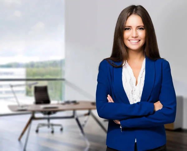 Giovane Donna Affari Sorridente Carica — Foto Stock