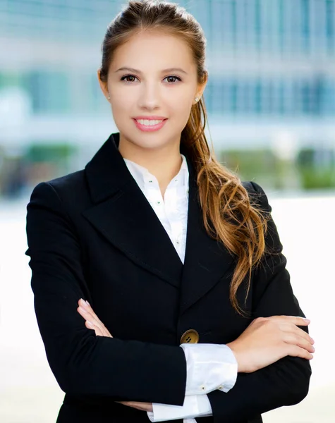 Uśmiechnięta Bizneswoman Mieście — Zdjęcie stockowe