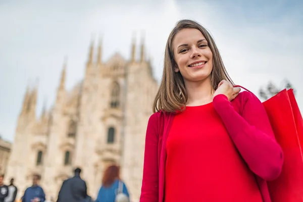 Mujer Joven Sonriente Vestida Rojo Compras Milán Italia — Foto de Stock