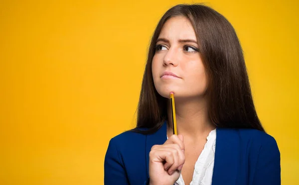 Jovem Mulher Tendo Uma Ideia Sobre Fundo Amarelo — Fotografia de Stock