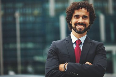 Yakışıklı erkek müdür kollarını kavuşturdu.