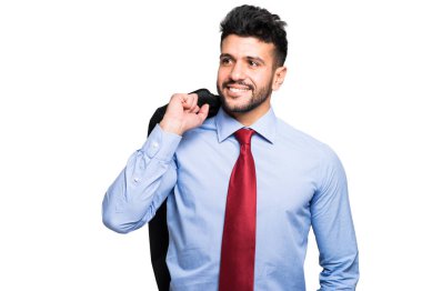 Yakışıklı işadamı ceketini beyaz arka plan üzerinde izole holding 