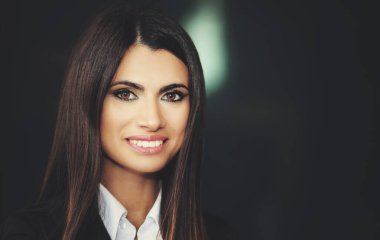 Gülümseyen genç iş kadını ofiste. 