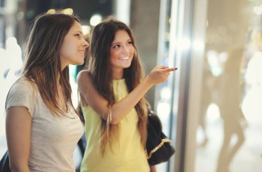 iki arkadaş birlikte alışveriş portresi