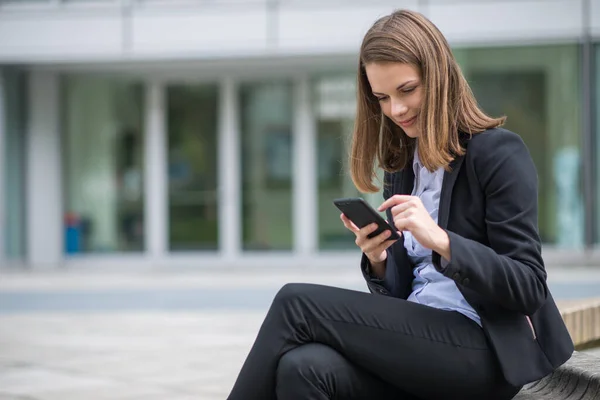 Leende Ung Affärskvinna Använder Sin Mobiltelefon — Stockfoto