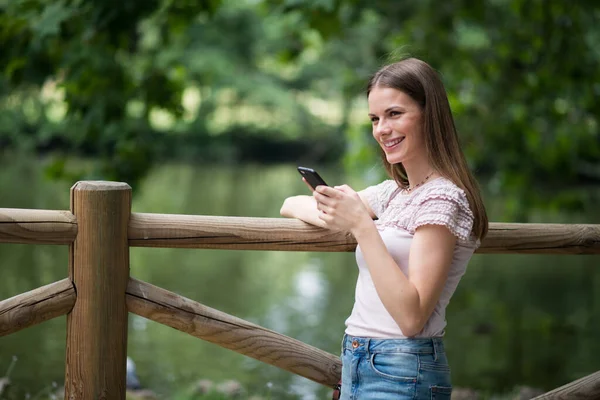 Giovane Donna Che Utilizza Suo Smartphone Parco — Foto Stock