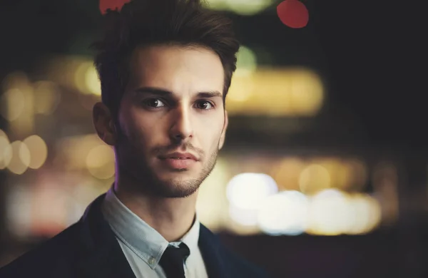 Joven Hombre Negocios Aire Libre Entorno Moderno Ciudad Por Noche —  Fotos de Stock