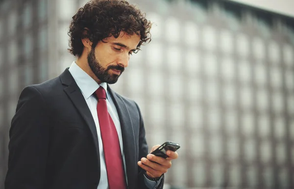 Reifer Geschäftsmann Mit Seinem Handy — Stockfoto