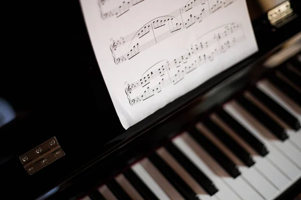 Primer Plano Teclado Piano Una Hoja Música —  Fotos de Stock