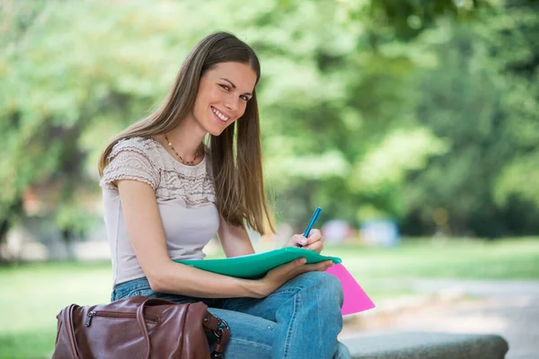 Femme Étudiant Étant Assise Extérieur — Photo