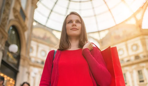 Uśmiechnięta Młoda Kobieta Ubrana Czerwone Zakupy Mediolanie Włochy — Zdjęcie stockowe