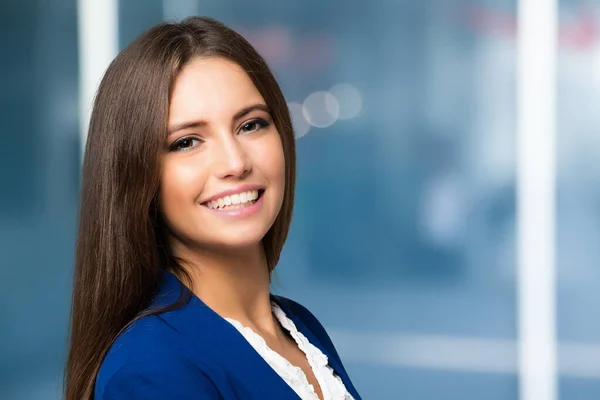 Młoda Piękna Bizneswoman Uśmiechnięta Biurze — Zdjęcie stockowe