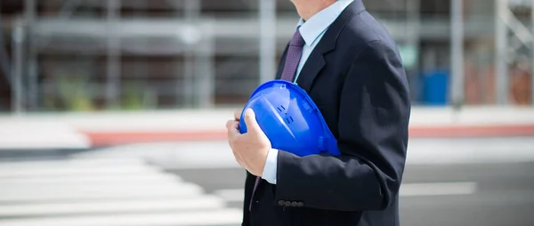 Detalj Arkitekt Platschef Som Håller Sin Hatt Framför Byggarbetsplatsen — Stockfoto