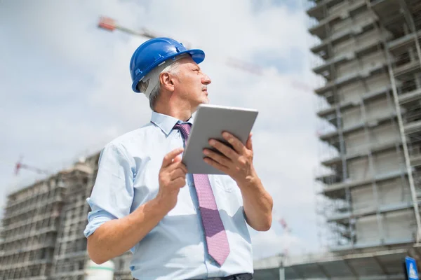 Arquiteto Usando Seu Tablet Frente Canteiro Obras — Fotografia de Stock