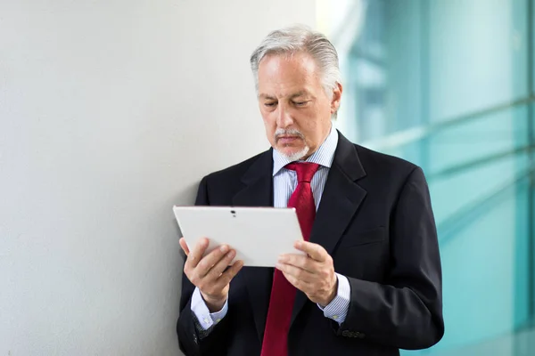 Senior Manager Using Digital Tablet Outdoor — Stock Photo, Image