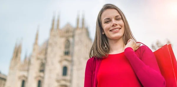 Uśmiechnięta Młoda Kobieta Ubrana Czerwone Zakupy Mediolanie Włochy — Zdjęcie stockowe
