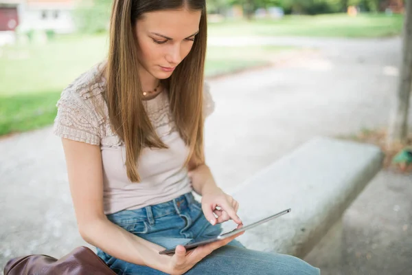 Retrato Uma Jovem Mulher Usando Tablet Digital Parque — Fotografia de Stock