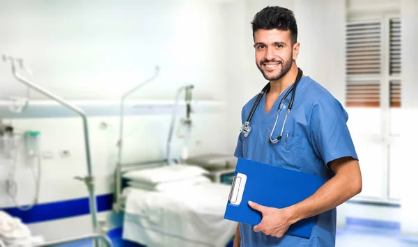 男性の看護師が病院に笑みを浮かべて — ストック写真
