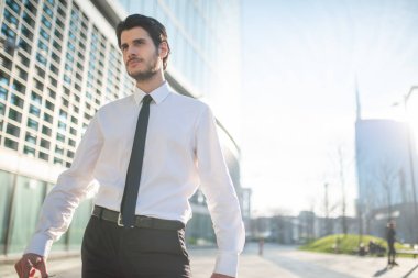 İş ortamında yürüyen yakışıklı bir işadamının portresi.