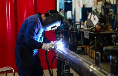 Metal tüplerle uğraşan kaynakçı